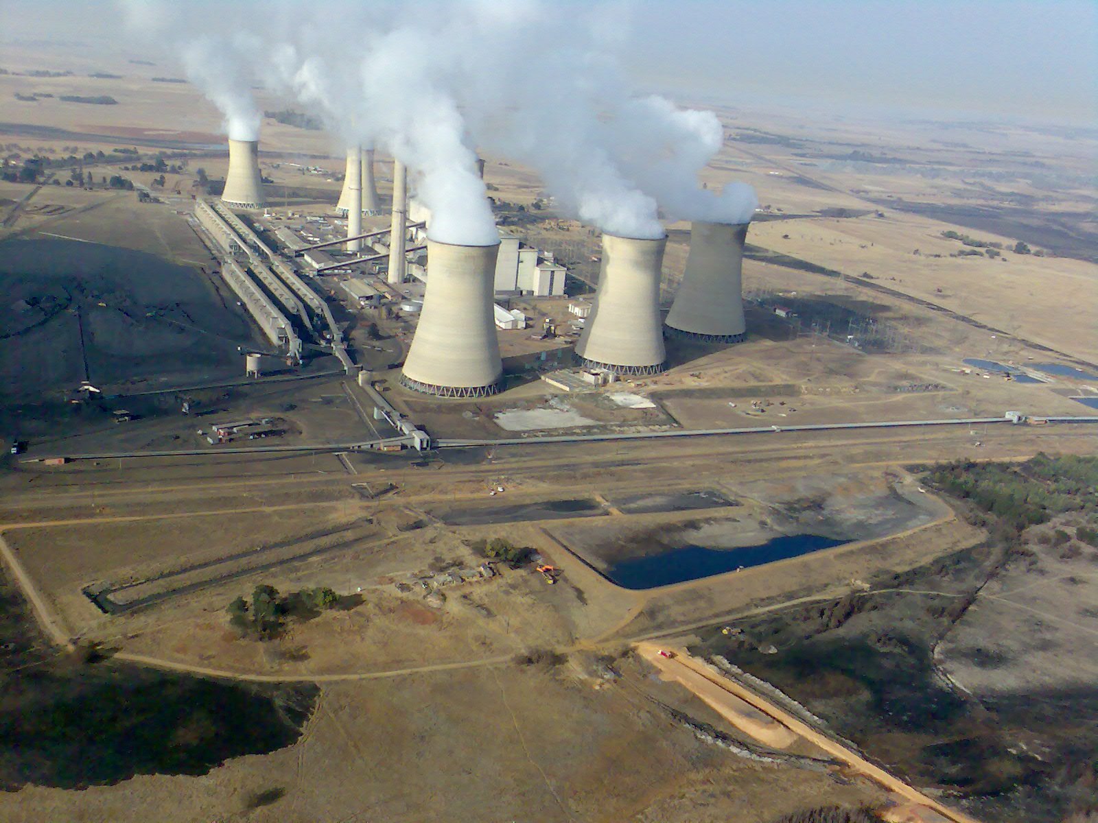 Centrale électrique d’Arnot, Middelburg, Afrique du Sud. Photo de Gerhard Roux via Wikimedia Commons