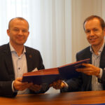 Jyrki Raina d’IndustriALL (à gauche) et le PDG d’Umicore Marc Grynberg renouvellent l’accord sur la durabilité à Bruxelles. Octobre 2015.