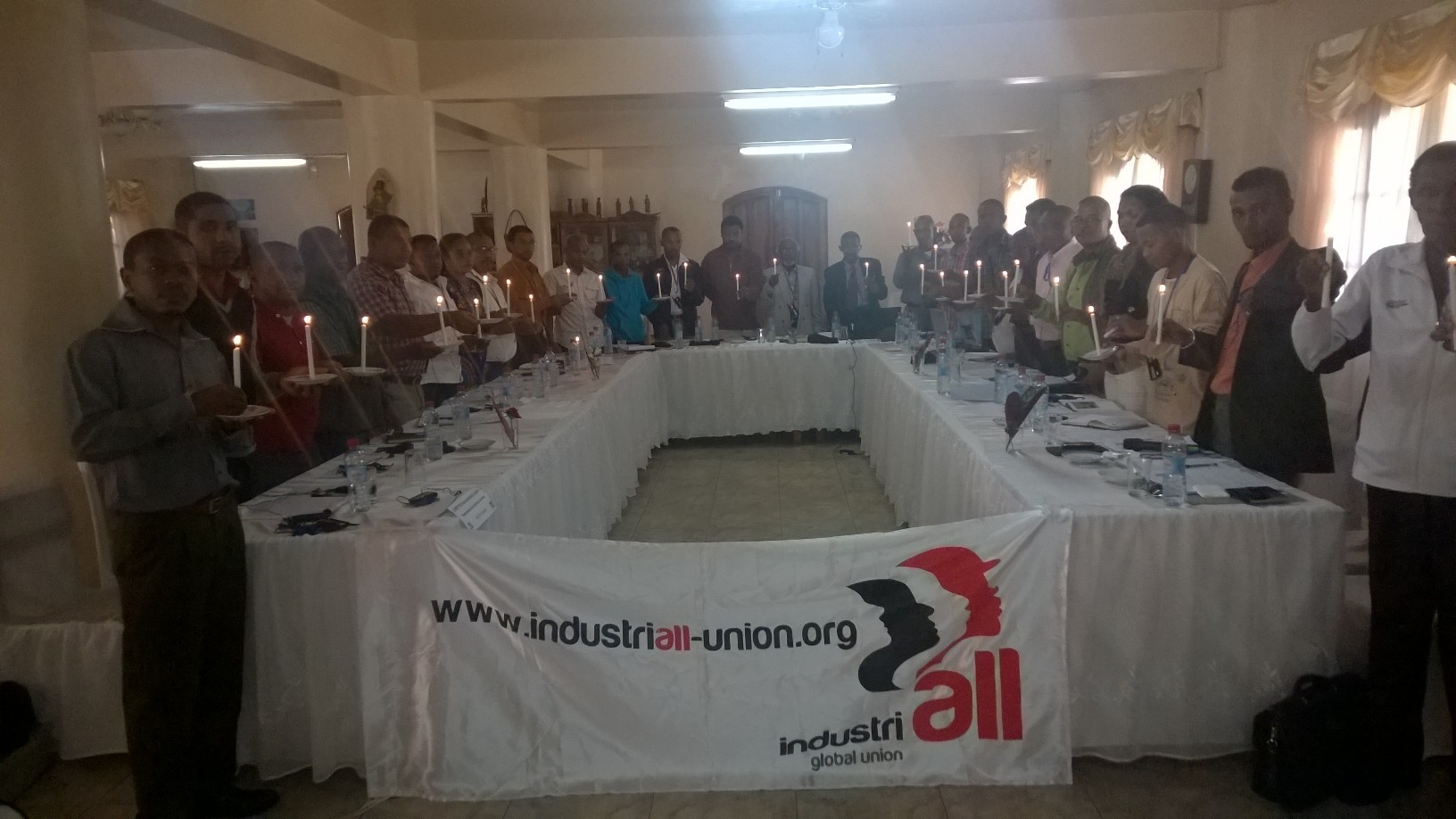 Les participants de l’atelier d’IndustriALL dans la capitale malgache, Tananarive, marquent la Journée internationale de commémoration des travailleurs morts et blessés, le 28 avril.