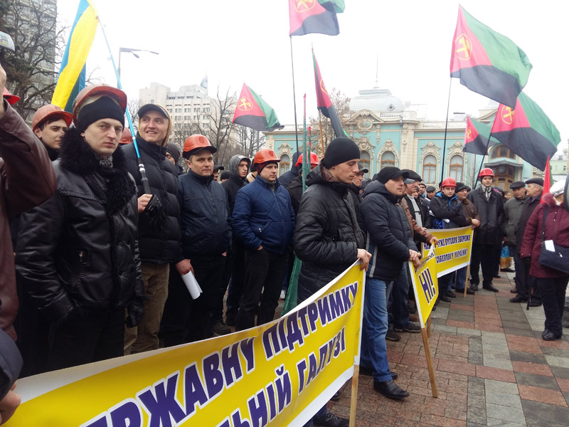 Members of the Coal Mining Workers’ Union of Ukraine  picketing Ukrainian Parliament on 17 March 2016