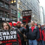 Travailleurs grévistes de Verizon défilant dans les rues de New York 