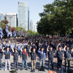 Des milliers de dirigeants syndicaux et adhérents de la base manifestent devant l’Assemblée nationale de Corée du Sud le 24 mai à Séoul pour appeler à la promulgation la “Loi de réforme des chaebols”, de la “Loi spéciale sur le développement de la base manufacturière”, ainsi que de la “Loi sur l’interdiction des pratiques anti-syndicales”. À l’issue d’une minute de silence à la mémoire de ceux qui sont morts dans le combat pour les droits des travailleurs et les droits démocratiques, les travailleurs et travailleuses ont entonné la “Marche du Peuple” pour ouvrir la manifestation. Photo : SHIN, Dong-Jun