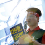 Le Président du KMWU Kim, Sang-gu s’adresse aux manifestants le 24 mai devant l’Assemblée nationale pour appeler le nouveau gouvernement à promulguer la Loi de réforme des chaebols, la Loi spéciale sur le développement de la base manufacturière, ainsi qu’une Loi sur l’interdiction des pratiques anti-syndicales. Photo : SHIN, Dong-Jun
