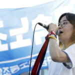 Des membres du KMWU de différentes entreprises ont formé un groupe vocal qui a interprété des chants de résistance et de lutte du mouvement ouvrier lors du rassemblement du 24 mai. Photo : SHIN, Dong-Jun