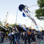Trois piñatas ont été ouvertes et ont déversé des confettis et affiché la dénomination des trois projets de loi dont les travailleurs appellent à la promulgation. Photo : SHIN, Dong-Jun 