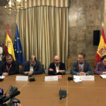 Unions sign the agreement with the government. Photo: FICA-UGT