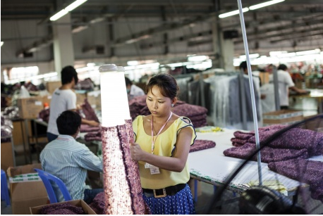 Travailleuse de la confection au Cambodge. Photo : Nick Axelrod/IndustriALL